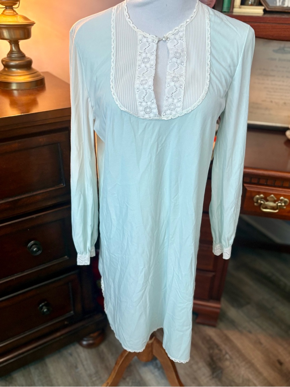 Vintage Vanity Fair Mint Green Nylon Tricot Nightgown Lace Pintuck Pleat 70s USA